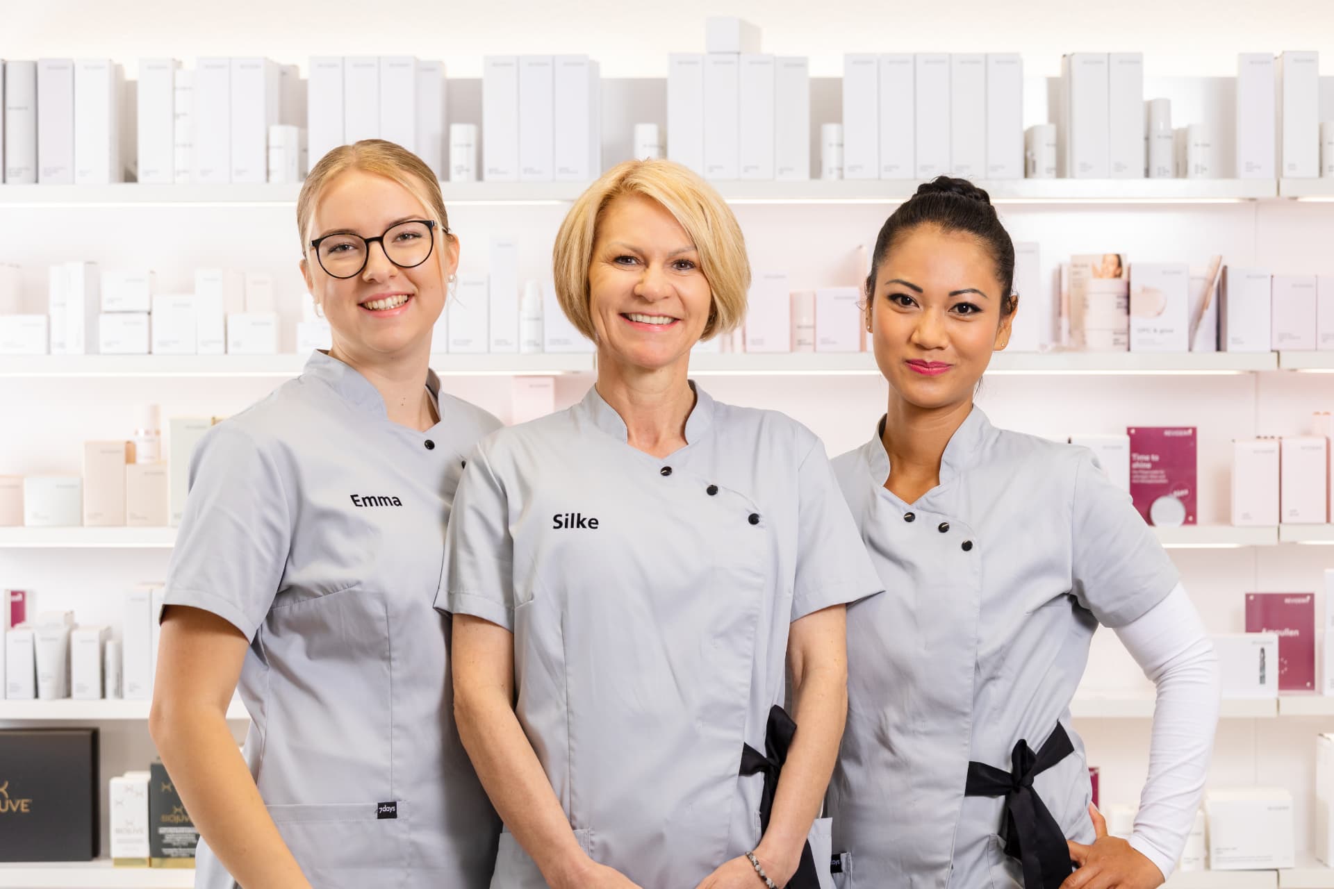Silke Schwing in der Mitte mit ihrem Team bei Medical.beauty.skincare